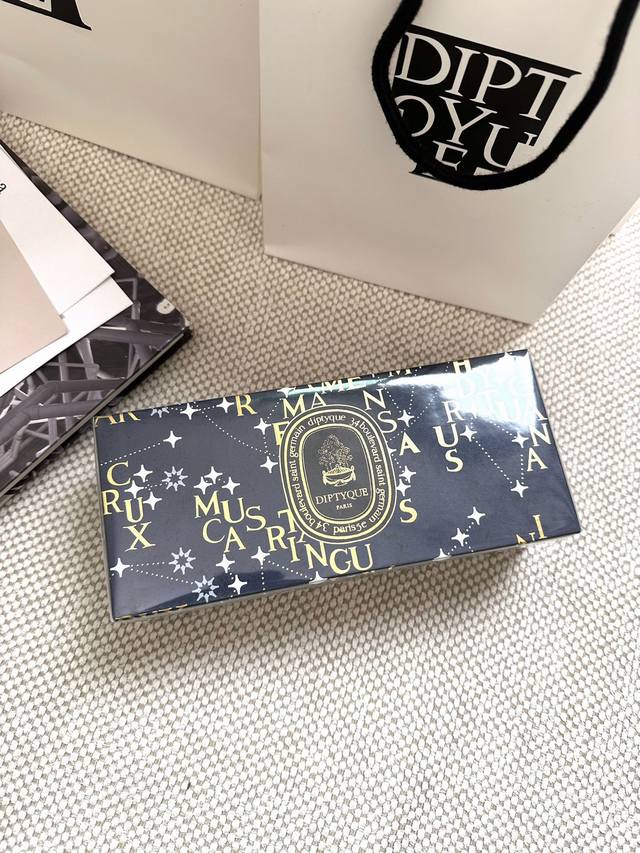 高端品质 圣诞限定来啦 圣诞礼物 Diptyque蒂普提克冬日限定版香氛蜡烛三件套70G*3礼盒 寂静无声的冬日长夜里 人们抬头仰望繁星点点 令人惊叹的景象跃然