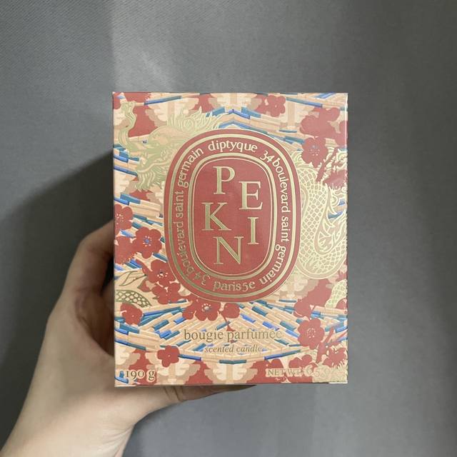 高端品质 蒂普提克城市限定之北京实拍现货正如Diptyque公众号中所写恢弘大气，又深谙底蕴，这是北京的绝代风华，在包装上也将北京的特点特显得淋漓尽致，烫金的龙