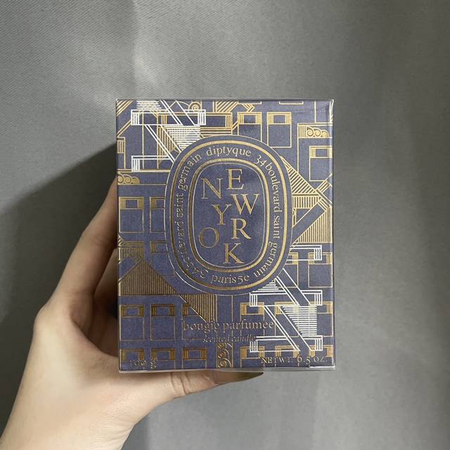 高端品质 蒂普提克蜡烛城市限定之纽约实拍现货雪松，岩兰草和广藿香的气息再烟草中得已升华，于黄金时代地下酒吧和城市的夜生活相呼应，一切是那么优雅动感。