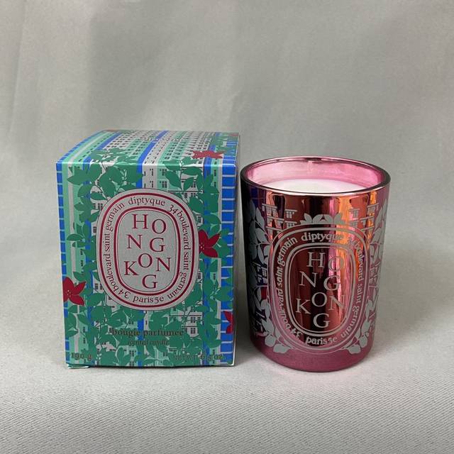 高端品质 蒂普提克蜡烛城市限定香港实拍现货Diptyque创立于1961年，发源于巴黎圣日尔曼大道34号~城市限定整个系列以巴黎、东京、上海、迈阿密、伦敦、纽约