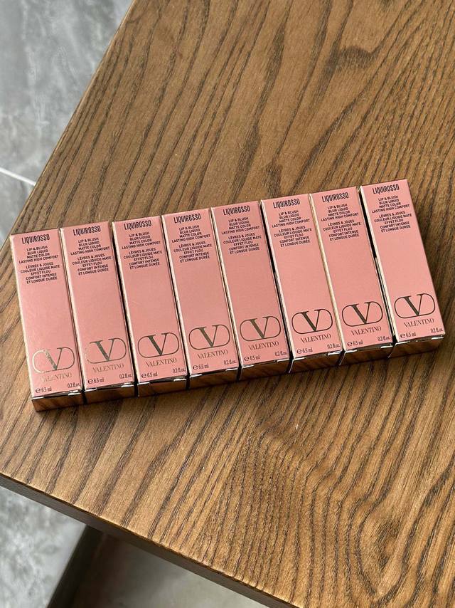 高端品质 华伦天奴唇釉！色号：151-220-111-77-113-148- -154。