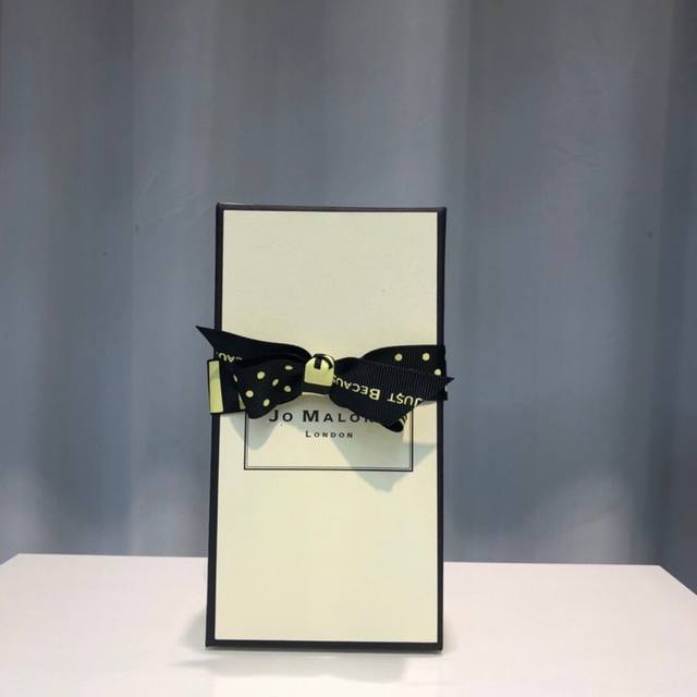 专柜品质 祖马龙英国梨和小苍兰 Ml 作为祖马龙家的主打款，味道真的特好闻，淡淡的春天的味道，太适合温婉的少女啦 前调：甜瓜、梨 中调：玫瑰、小苍兰 基调：麝香