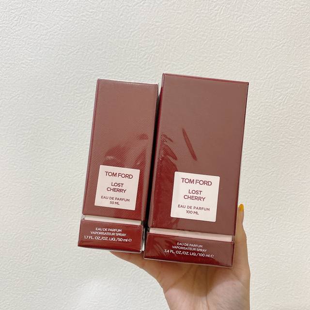专柜品质 50Ml 专柜品质 Ml Tf失落樱桃 殷桃香水两款同价佐玫瑰再加上淡淡的杏仁香气红宝石外观的玻璃质地太诱惑了味道超级超级好闻。前调:黑樱桃、樱桃酒、