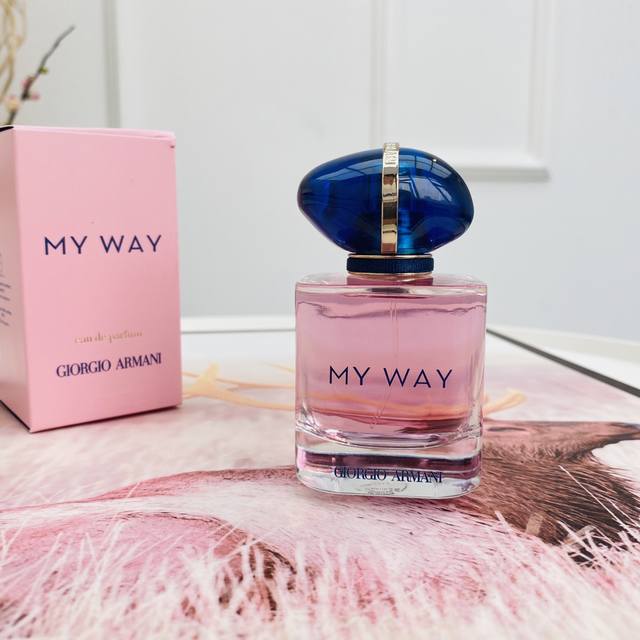 专柜品质 阿玛尼刚刚宣布推出 My Way，一款明亮的白花香水，新晋斩男香 前调：卡拉布里亚佛手柑，埃及橙花 中调：晚香玉，茉莉 尾调：弗吉尼亚雪松，马达斯加香