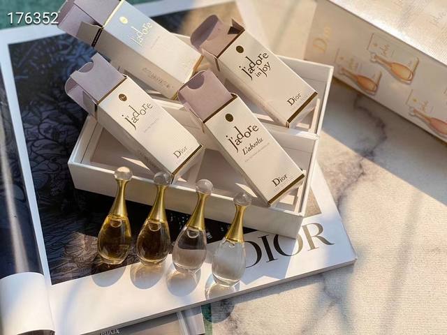 专柜品质 Dior迪奥Q版我真香水小样套装5Ml*4 限量香水旅套行盒 香味使用在动态部的位上，香味容更易散发,香会味随着身体的动作而扩散，因此使在用手挽，手肘