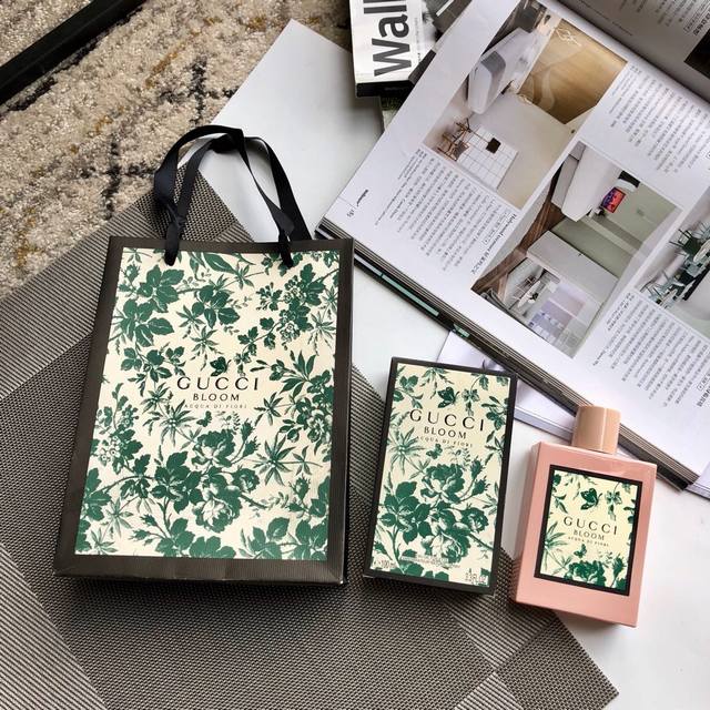 专柜品质 Bloom Acqua Di Fiori 绿色繁花之水女士香水 香调： 前调：波斯胶树叶、黑醋栗叶 中调：晚香玉、茉莉、金银花 尾调：麝香、檀木 繁花
