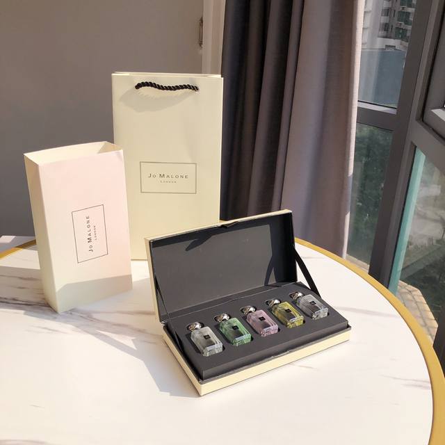 专柜品质 祖马龙香水小样五件套！放在包包里很方便，相当给力的一款套装。一次性囊括了5种热门香味！可根据不用的服饰和心情更换不同口味的香水，祖马龙的香水确实不便宜