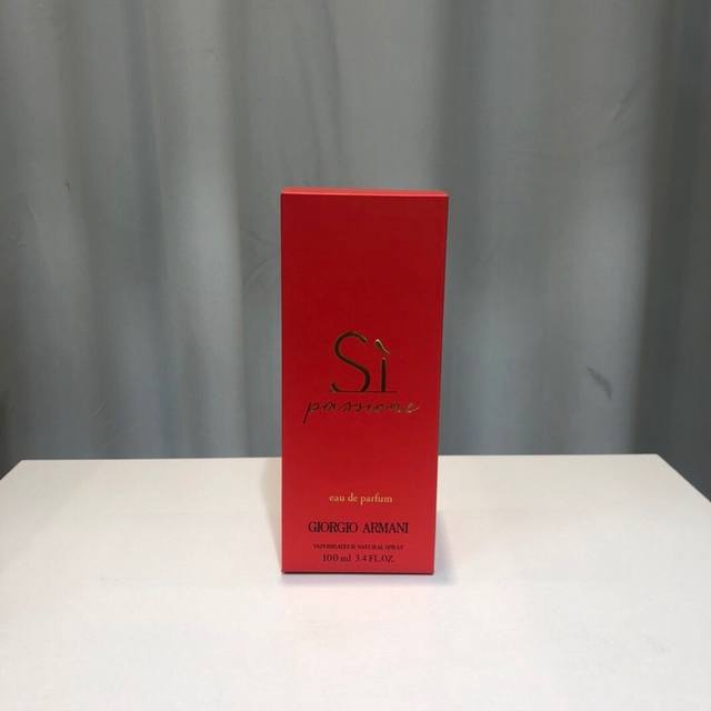 专柜品质 Sì Passione红色挚爱香水 前调酸甜的果香 中调过渡到花朵暖暖的馨香，交织在一起散发着细微柔和与清甜。 后调香草与雪松木的木质香回味，有一种若