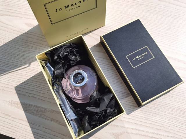 专柜品质 生活需要仪式感，祖马龙的藤条香薰真的是家中必备！马卡龙在香氛届名气就不用说太多了，祖马龙在西方颇有美誉，香水几乎都以原料名称来命名，香水追求的是主打成