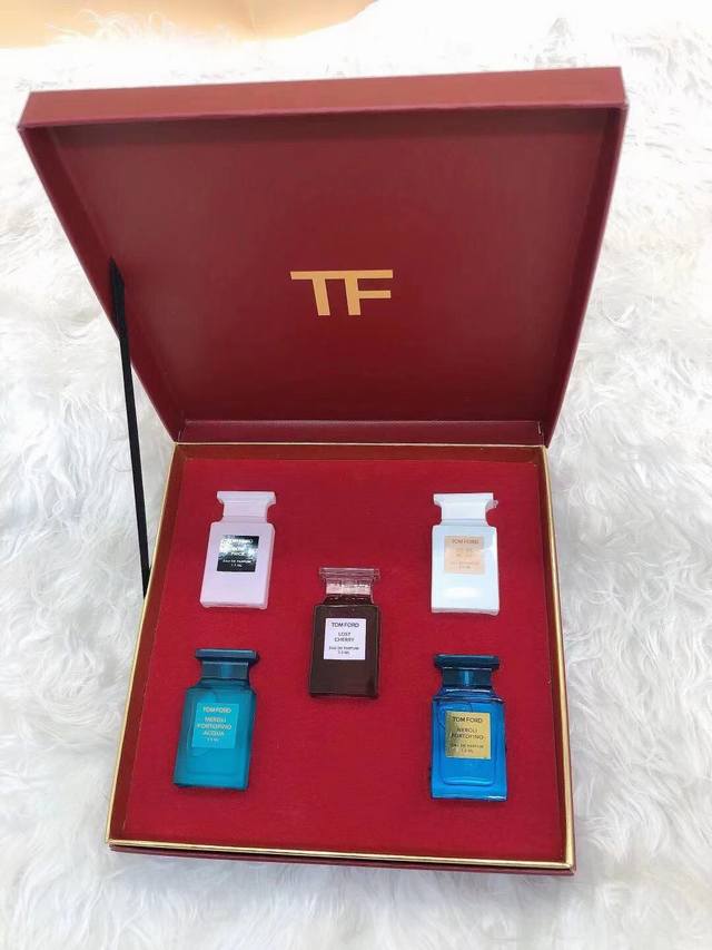 专柜品质 Tf香水5件套红色礼盒版，Q版香水7.5Ml，套装包含樱桃+带刺玫瑰+橙花油+橙花之水+阳光琥珀