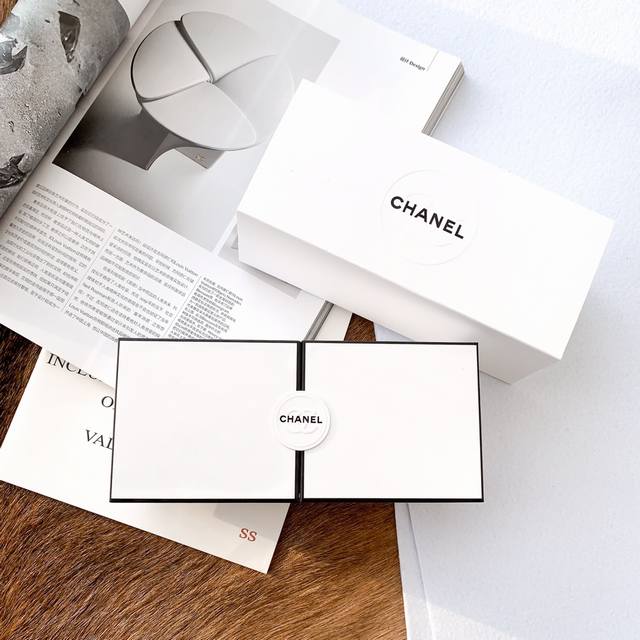 专柜品质 Chanel香奈儿Q版圣诞三件套盒香水 奢华礼盒包装 香水单只7.5Ml喷头 Q版味道分别为：五号之水，摩登可可，馥郁可可，一物多用盒子还可以放口红饰