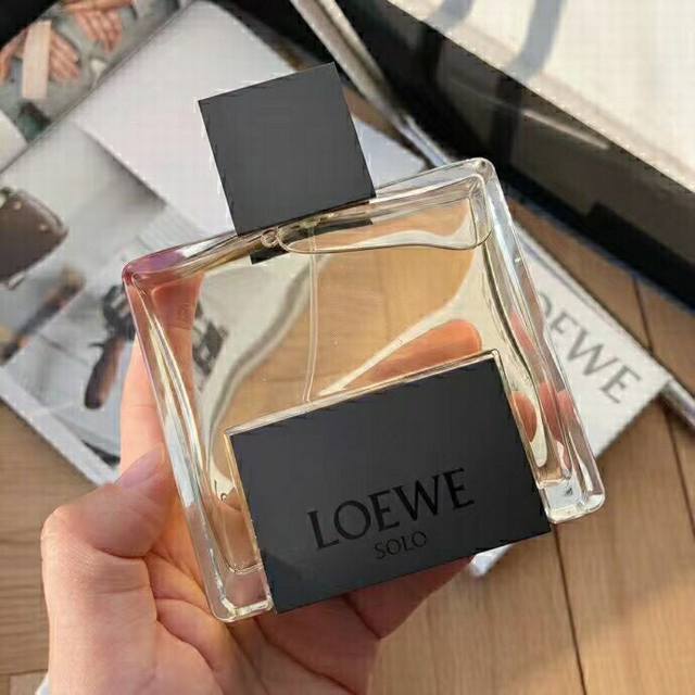 专柜品质 Loewe Solo Mercurio 独奏 Ml 想必大家对鼎鼎有名的罗事后清晨都有所耳闻~ 罗意威的新香是一款芳香香型森林调的男用香水。 -前调：