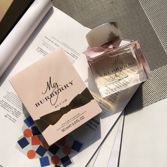 专柜品质 Burberry Blush巴宝莉花之绯系列女香！Bbr专柜最主打的系列 非常推荐入手 90Ml 香水散发清新迷人的花果香调。甜蜜石榴香与清新柠檬香开