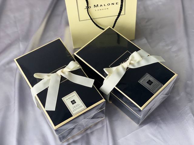 专柜品质 祖马龙香薰蜡烛，Jo Malono香水一向很受追捧，它家香薰蜡烛也是完全不亚于香水的，洁白纯雅的包装，纯净透彻的香味，扩香能力很不错，包装非常美～ 2