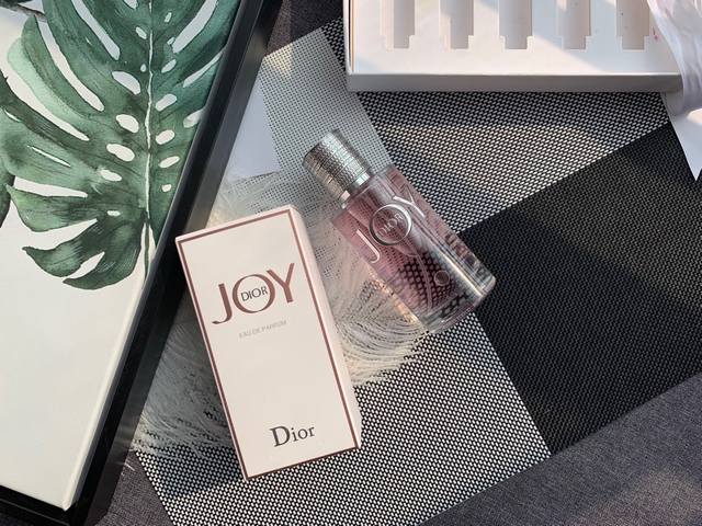 专柜品质 Dior迪奥 Joy悦之欢Edp浓香水90Ml 2018秋季新款 一款花香型木质麝香调的女用香水。 前调是香柠檬 和 橘子; 中调是格拉斯玫瑰 蔷薇