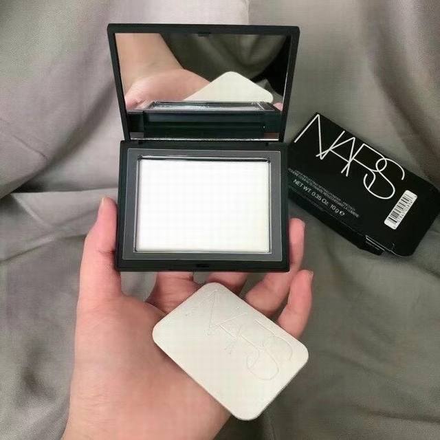 高端品质 Nars蜜粉饼10G！超级无敌难买到的东西，知名美妆博主在推荐，好多网友口碑赞到爆～都说是人生的第一块铁皮无敌难买的Nars裸光蜜粉饼 散粉饼，定妆控