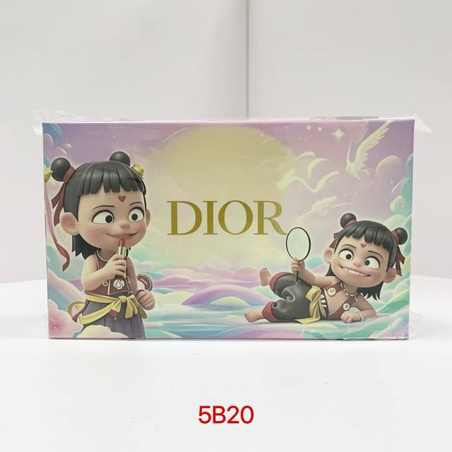 高端品质 迪奥呆萌哪吒口红小样五件套蓝金款！内含：贺卡+哪吒限量化妆镜，1.5G*5。色号：丝绒999-720-777-217-228。