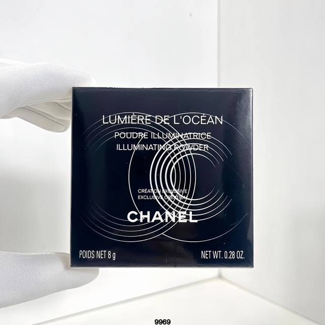 高端品质 香奈儿海上波光高光盘8G！香家的高光各有各的绝，新出的海上波光，是细碎蓝色偏光，确实很特别高光蜜粉饼更细腻。