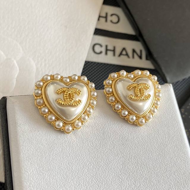 Chanel香奈儿镶嵌珍珠字母爱心耳钉 市面最高版本！专柜版本 原版Logo字印 香奈儿耳环女神必备 超级显脸瘦 有个性时尚 日常必备 淑女气质 高贵名媛气质