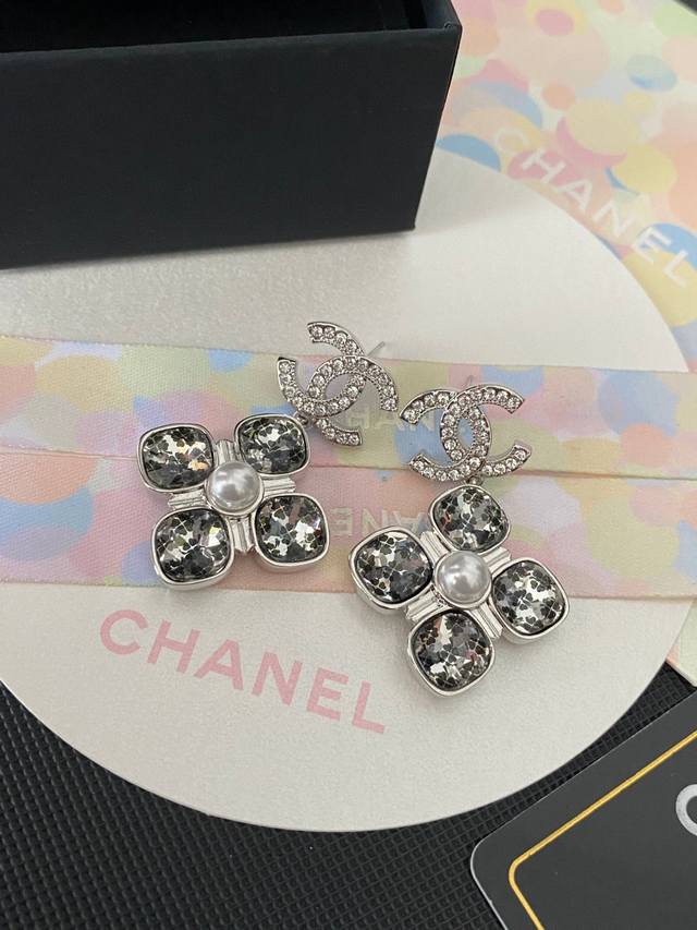 Chanel这款设计超级喜欢 香奈儿的水晶山茶花满钻字母耳钉耳环首饰 层层叠加幻影形成花形 真的美 也是最有魅力哦原版Logo字印明星女神同款 超好搭、日常气质