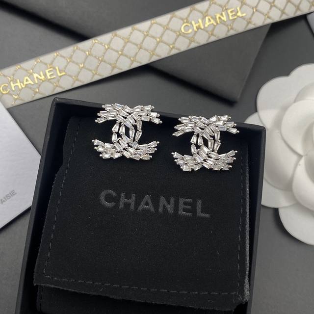 Zp打版 小香 Chanel 不规则施华洛晶钻字母耳钉耳环 原版Logo字印特别特别美明星红人同款高端大方上档次 让爱美的你更拥有自信高瑞精工品质一比一实物更美