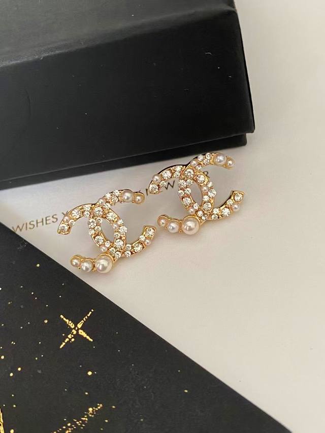 卖疯了小香官网主推爆款精工版小香 最新 Chanel 字母晶钻米粒珍珠耳钉耳环CaméLia 字母新款珍珠出货 明星同款，原版清晰Logo字印美美哒漂亮极啦明星