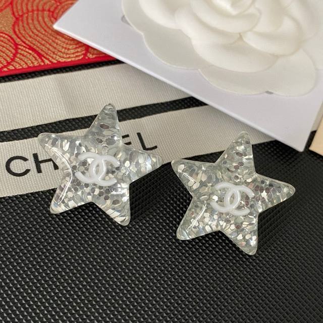 Chanel小香 立体金沙迷彩亮片 大号星星耳钉 25早春新款绝美系列！现Huo老规矩先买先得！明星网红同款太高级了晶莹剔透，时尚感十足！本季度最最最爱的一款耳