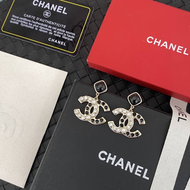 Chanel25双C耳钉 每期必入的经典双C耳钉，一致Zp 巨重工，黄铜材质进口黑钻+施华洛钻立体双层耳钉耳环，上耳简约大气，超级百搭，经典永不过时香粉必入[机
