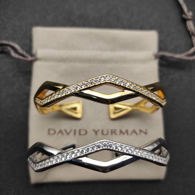 上新 David Yurman 13Mm两排袖扣手镯。有金色和银色两款。建议适合佩戴的手围16-20Cm