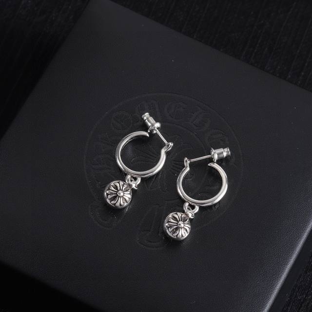 Chrome Hearts 克罗心十字花球耳钉
