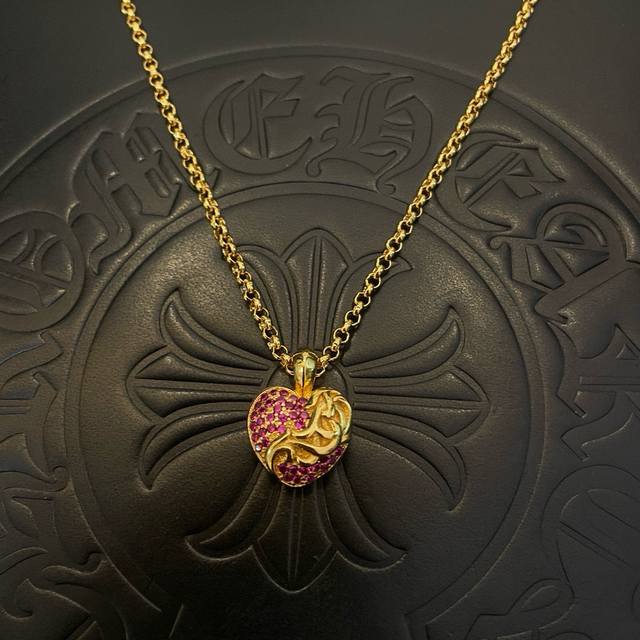新款 专柜品质 Chrome Hearts克罗心经典黄金色项链 心型藤花吊坠 凹凸造型不同的花纹设计风格 呈现出与众不同 十字架 童军花是克罗心的志 所以更经久