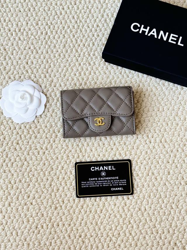 款号:A Chanel 最经典卡包 零钱包 香奈儿经典口盖卡套。鱼子酱牛皮，卡包&零钱包于一体，背面设有插袋 尺寸:7.5 × 11.3 × 2.1 Cm