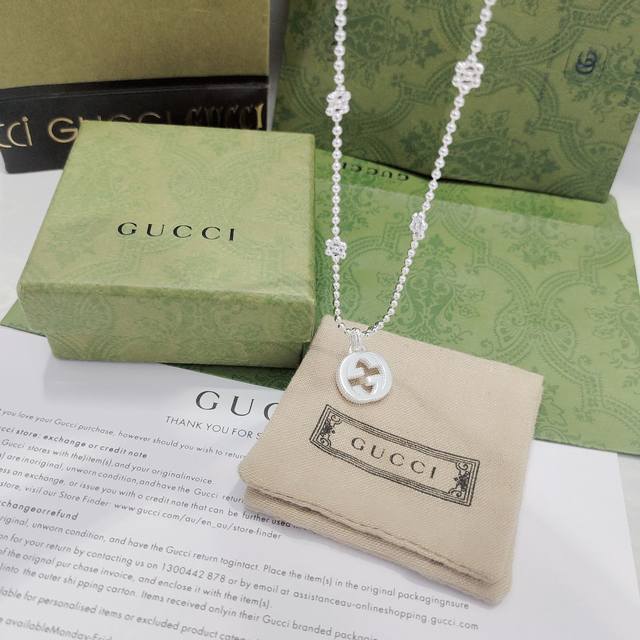 Gucci互扣式双G自引入起便是具有代表性的标志之一 标志醒目别致 悬挂在珠串链上 装饰花朵图案