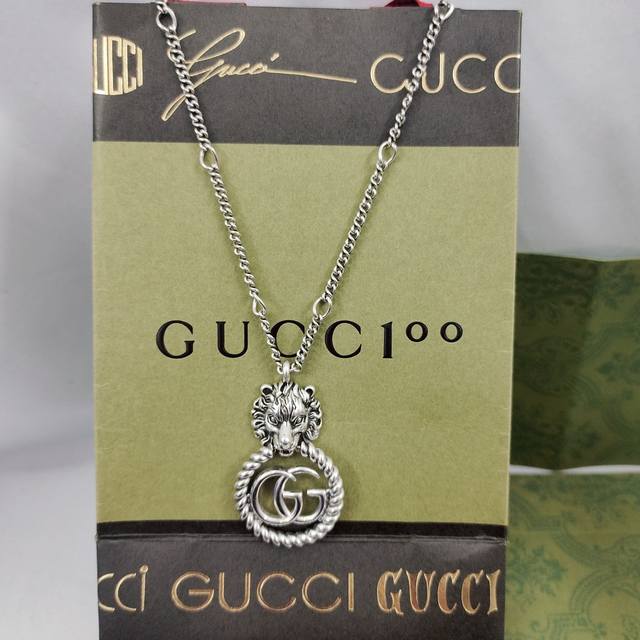 Gucci这款项链的吊坠巧妙融合了Logo的多个标志元素 野生动物一直是Logo美学理念不可或缺的灵感元素 狮子便是其中具有代表性的一员 这款狮头项链的雄狮口中