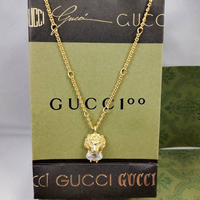 Gucci是广袤自然和野生动物灵感源泉 狮头形象也已成为这个牌象征之一 在这款项链上 雄狮口中衔有一枚透色切面水晶项链