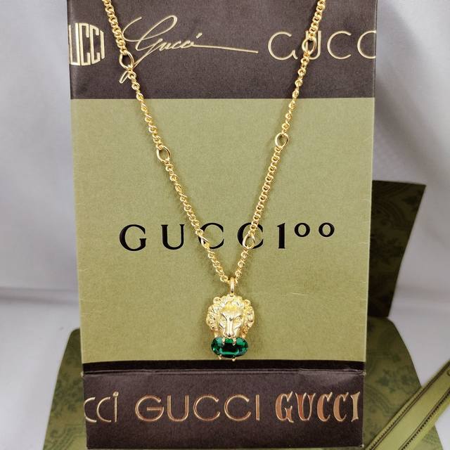 Gucci是广袤自然和野生动物灵感源泉 狮头形象也已成为这个牌象征之一 在这款项链上 雄狮口中衔有一枚绿色切面水晶项链