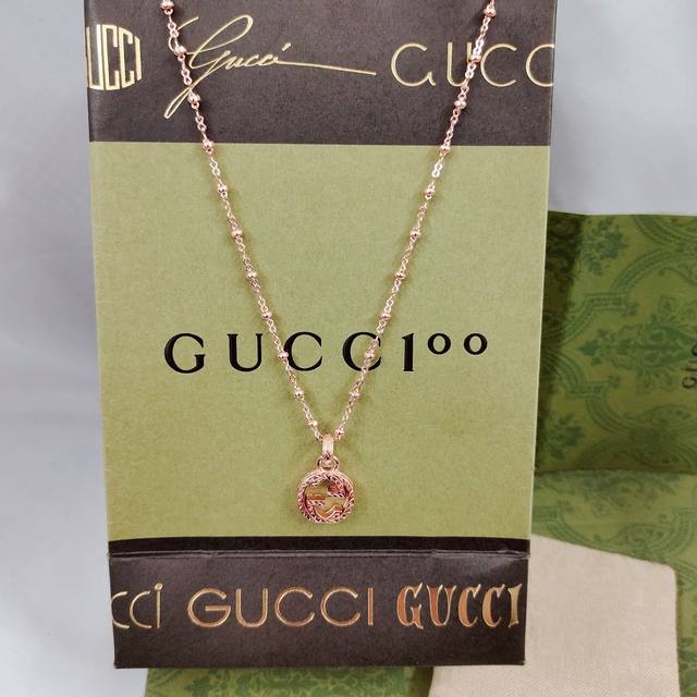Gucci新款玫瑰金色 项链匠心搭配双G字母交织图案吊坠 互扣式双G焕新铨释为饰有精美阿拉伯风格刻花的吊坠 尺寸:55Cm 可调节