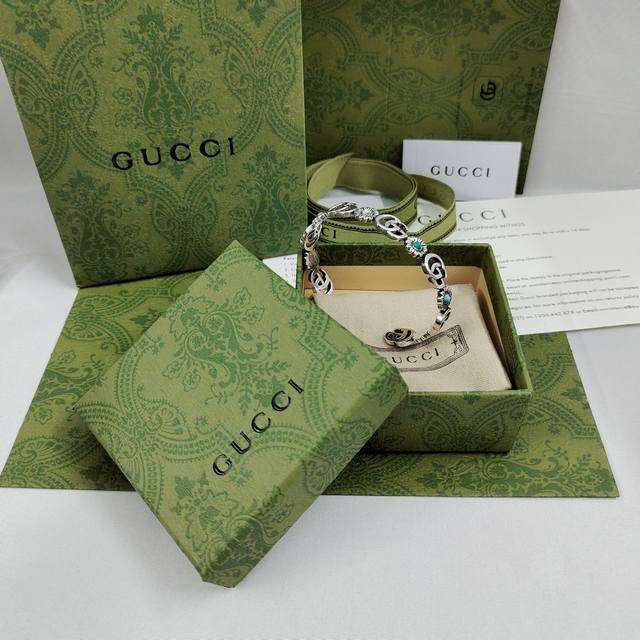 古驰Gucci雏菊手镯 品牌经典的双G标志与花卉图案交替呈现 饰有绿松为点缀 工艺精致质感细腻 上手效果非常棒 情侣同款 时尚大气 喜欢就不要错过哦