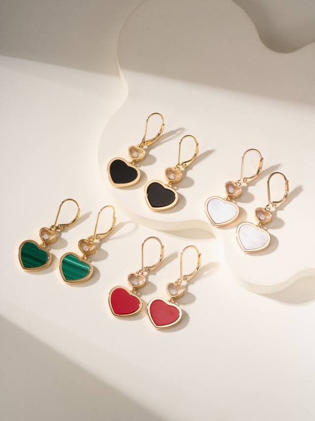 Chopard Happy Hearts桃心耳环 这个桃心的形状有别于甜美周正的心形 透着一股成熟气息 又中和了职场女性常见的硬朗的线条设计 乍看不觉得很美 上