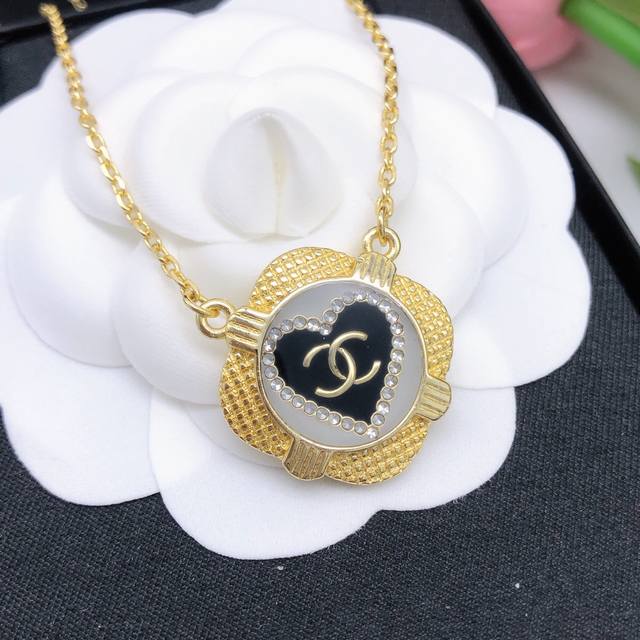 编号Xxl0124 Chanel 新款 桃心镶钻中长款爱心项链