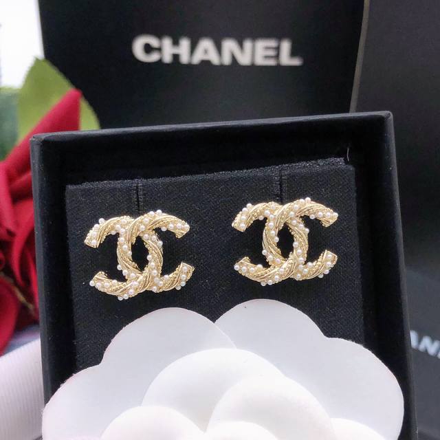 编号Xed0209 原单新品 Chanel小香珍珠双C米珠耳钉 高端品质，专柜1:1开模，专柜原版同黄铜材质！麻花高级925银针防过敏处理，重工重做，每个细节无