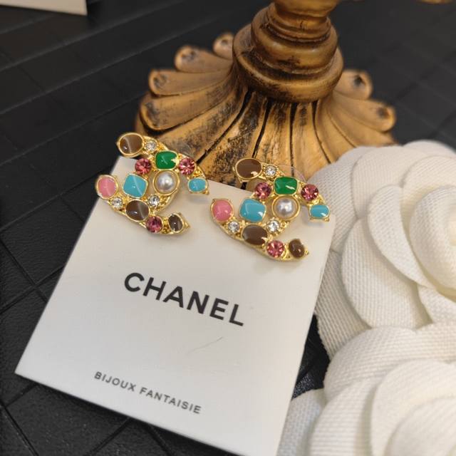 Chanel这款设计超级喜欢 香奈儿的施华洛彩钻彩宝珍珠字母耳钉耳环 首饰 彩宝叠加形成 花形字母真的美 也是最有魅力哦专柜原版Logo字印 超好搭、日常气质、