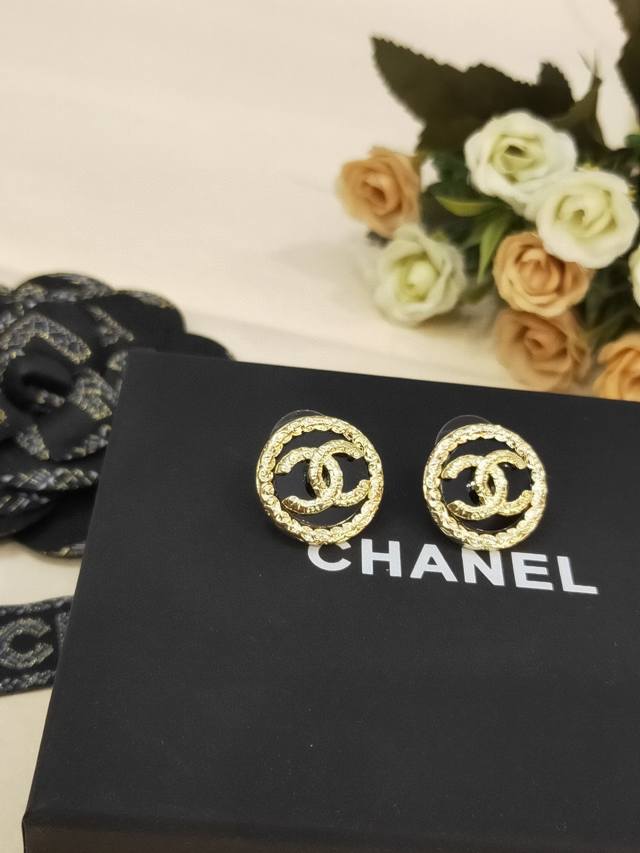 抢手好货快Chanel香家专柜最新款黑玛瑙圆环耳钉耳环 非常不错的款式推荐，这种设计绝对是任何一个小香粉都不会Say No的，上身非常的精美小巧，会成为另一个长