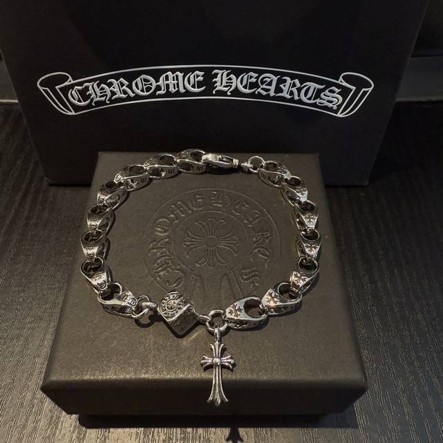 新款 专柜品质 Chrome Hearts克罗心 经典复古十字架骰子手链 凹凸造型不同的花纹设计风格 呈现出与众不同 十字架 童军花是克罗心的志 所以更经久不衰