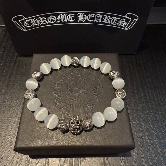 新款 专柜品质 Chrome Hearts克罗心 经典复古多元素猫眼石手串手链 ，快手 Ins 小红书热门，凹凸造型不同的花纹设计风格呈现出与众不同 十字架童军