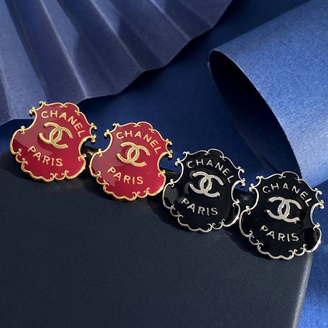 香奈儿Chanel法式时尚气质黑色红色滴油盾牌造型英文字母徽标耳钉 黄铜材料 2个色 重约12.6G 尺寸约2.15Cm*2.4Cm*0.34Cm