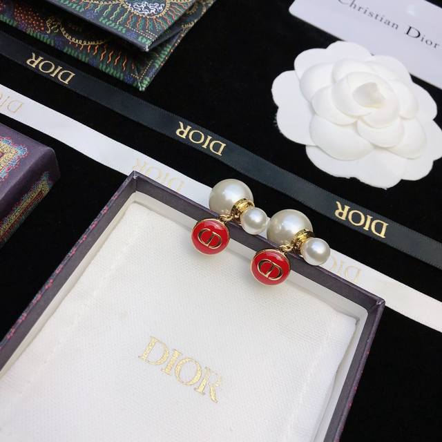ＤＩＯＲ 专柜最新款同步上新香迪奥耳钉火热爆款来袭这个品牌在时尚女性当中绝对无所不知都知道它的经典与岁月逢出货必火的一个知名品牌同步专柜正品开模独家高端品质超好