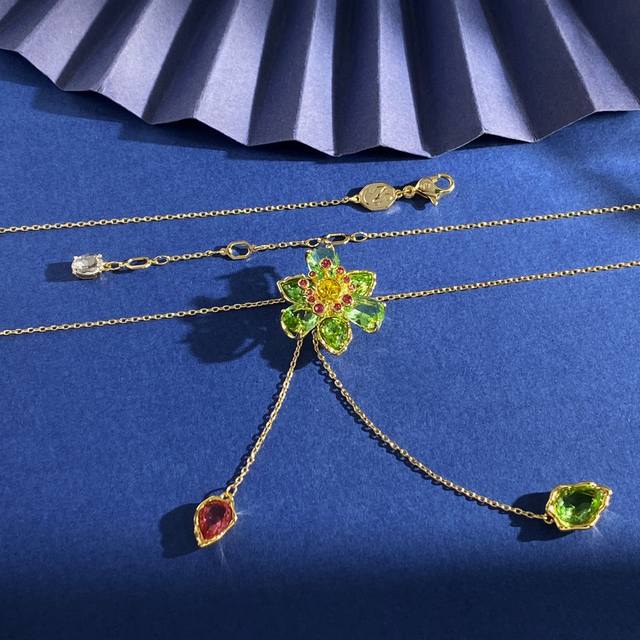 施华洛世奇Swarovski Ldyllia系列春夏新款璀璨多彩钻立体花朵Y型水滴钻链坠流苏项链 黄铜材料 金色 重约14.4G 花朵约2.5Cm*2.58Cm