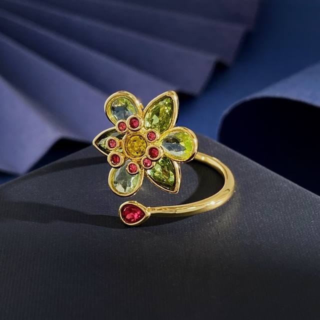 施华洛世奇Swarovski Ldyllia系列春夏新款璀璨彩钻立体绿色花朵水滴钻开口戒指 黄铜材料 金色 重约4.4G 花朵约1.8Cm*1.82Cm*0.9