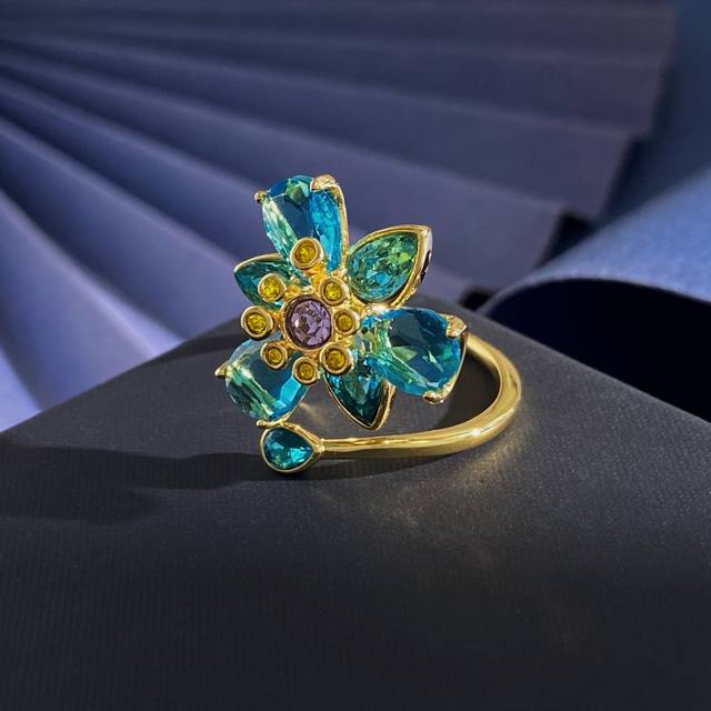 施华洛世奇Swarovski Ldyllia系列春夏新款轻奢黄紫色花蕊蓝色钻花朵立体水滴钻开口戒指 黄铜材料 金色 重约4.8G 花朵约1.92Cm*1.84C